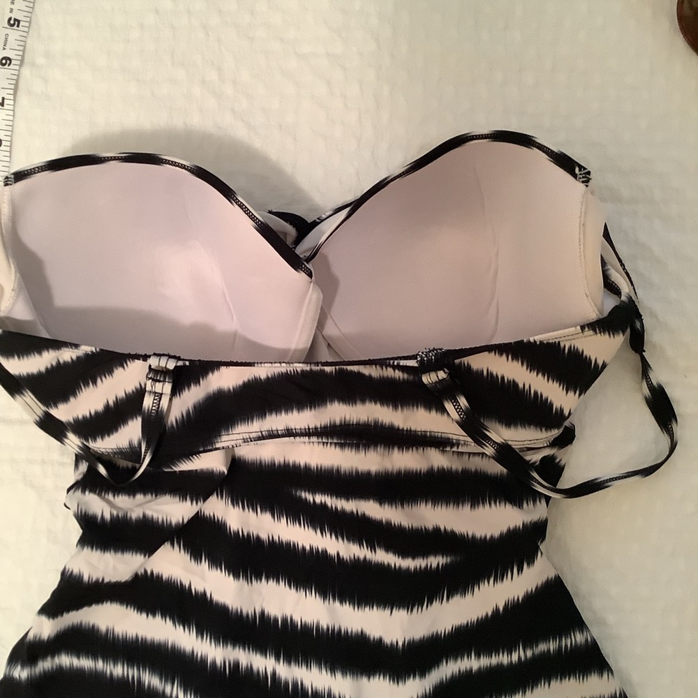 Coco Reef Underwire Slimming One-Piece Swimsuit - Picture 4 of 6